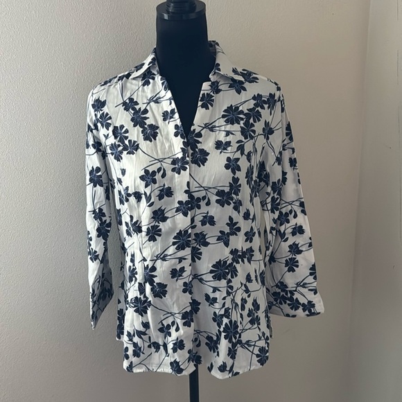 Foxcroft Tops - Foxcroft NYC wrinkle free fitted buttoned down 3/4 sleeves top blouse Sz 6